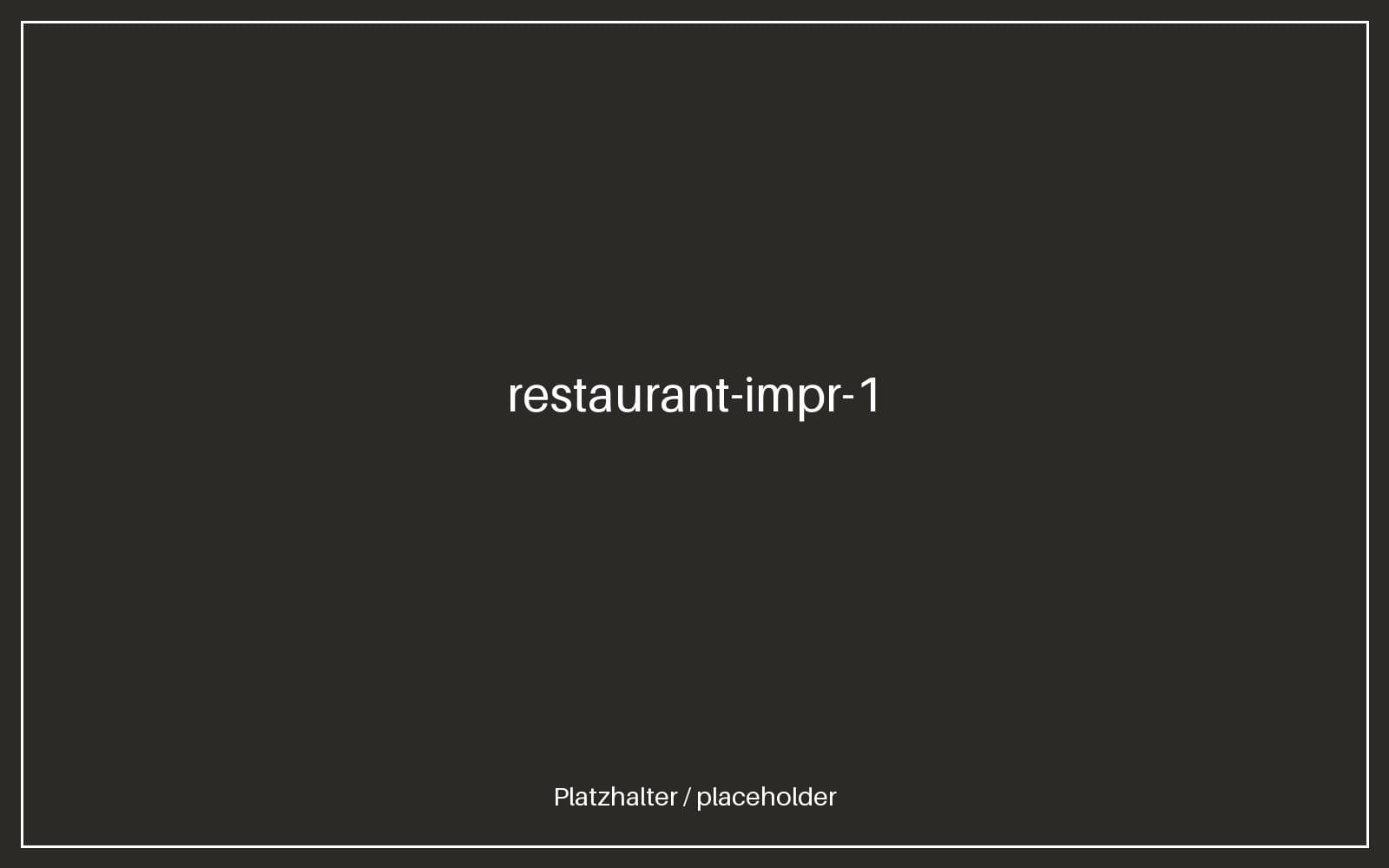 Restaurantsaal mit offenem Kamin und Holzbalken