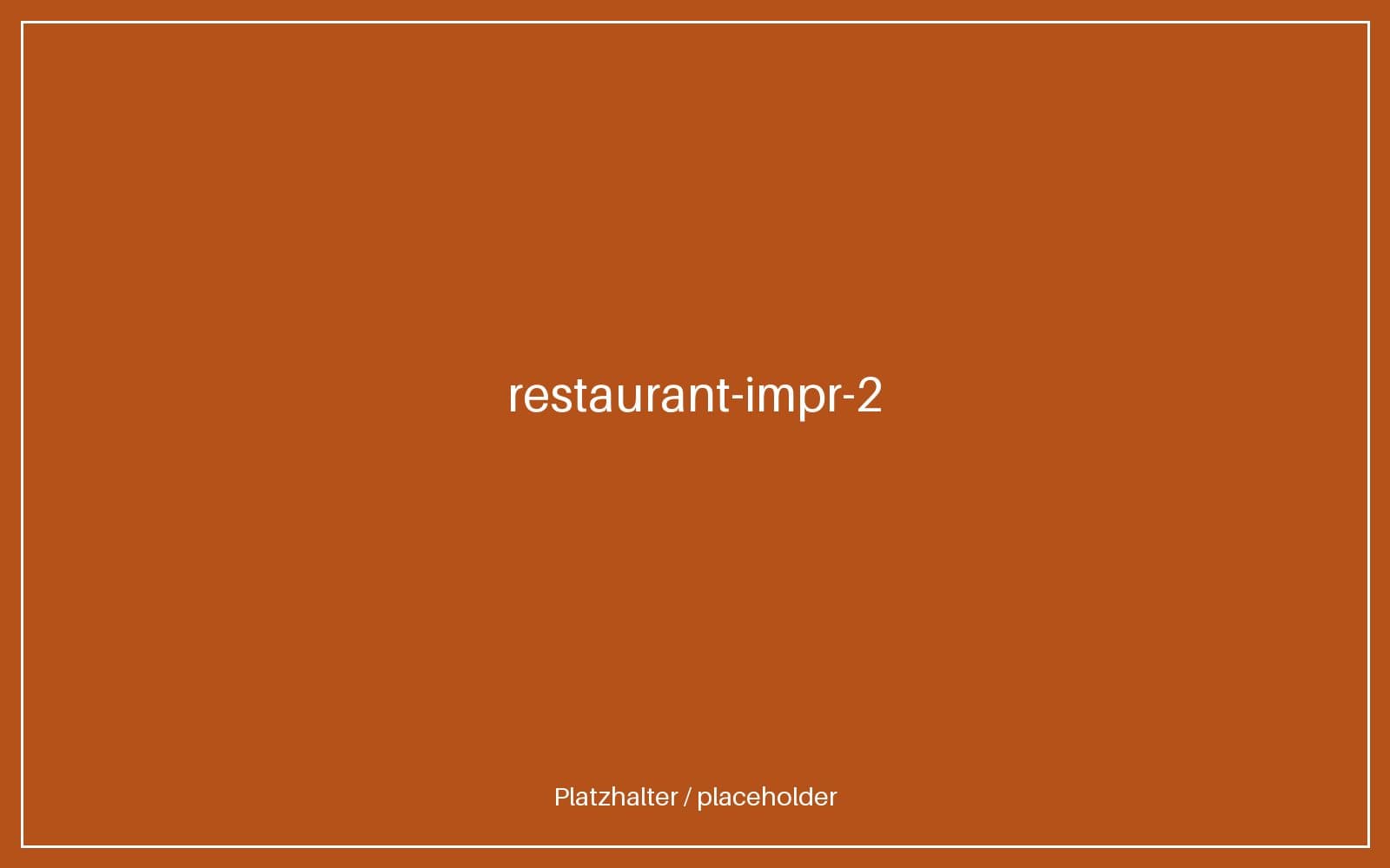 Eingedeckter Tisch mit Pendelleuchten