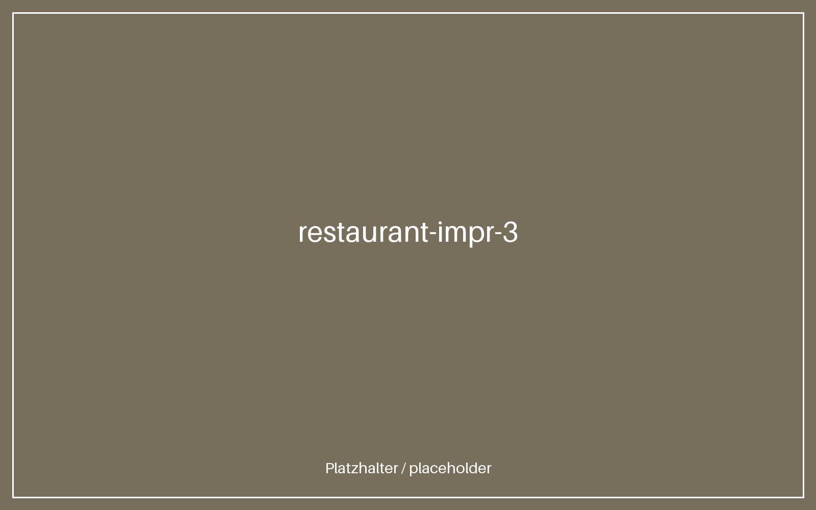 Gedeckter Tisch mit angerichteten Speisen