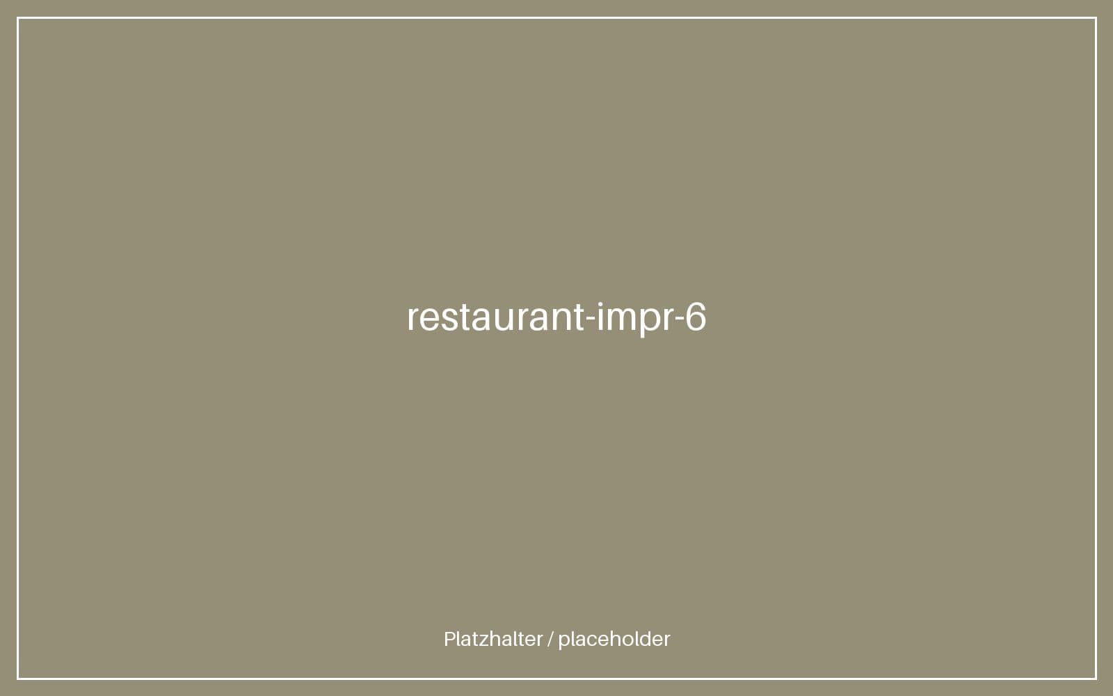 Gedeckter Tisch am Kaminfeuer